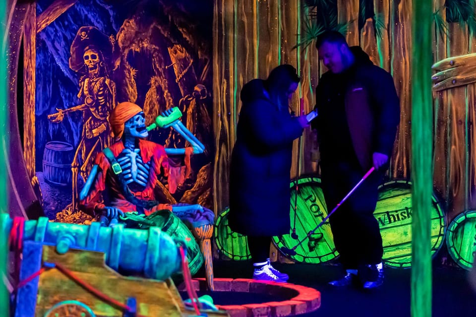 Aloha Amsterdam: 12-Hole Glow-in-the-Dark Mini-Golf - Your 45-Minute Round: How the 12 Holes Work