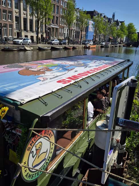 Amsterdam: 420 Smoke-Friendly Boat Tour - The Meet-Up in the Red Light District: Find the Right Boat