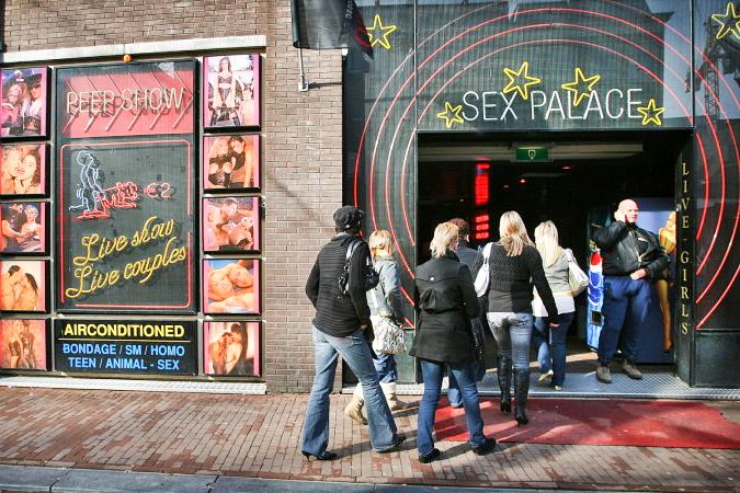 Amsterdam: After Dark Red Light District Tour - De Waag Restaurant Photo Stop: Finishing With Sightseeing Momentum