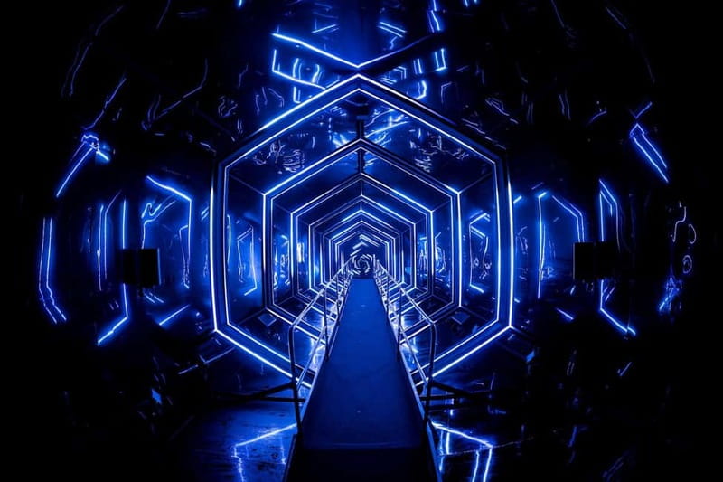 Amsterdam: AMAZE Immersive Audiovisual Experience Ticket - Arrival, lockers, and how the flow works