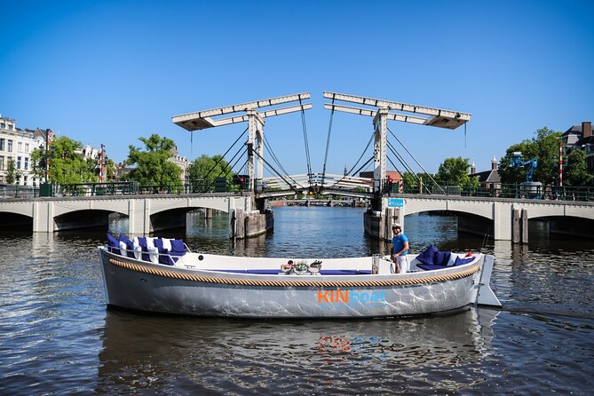 Amsterdam Canal Cruise in Open Boat with Unlimited Drinks Option - Electric power and the captain’s style: what changes your experience