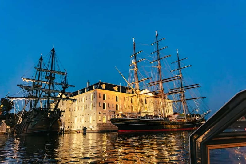 Amsterdam: Cheese & Wine Cruise Tasting Experience - Magere Brug at Night and the Skinny Bridge Moment