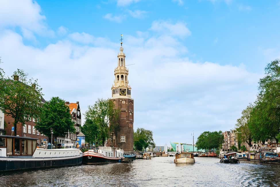 Amsterdam: City Canal Cruise and Rijksmuseum - Snack box upgrade: a simple win mid-cruise