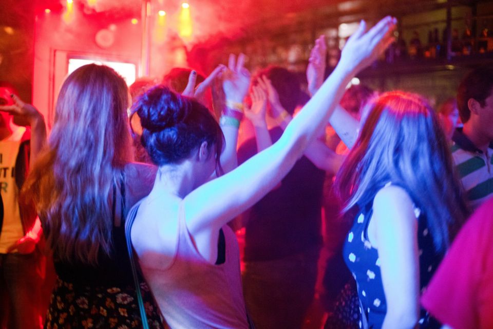 Amsterdam: City Center Bar Crawl and Nightlife Experience - What the group experience feels like for solo travelers