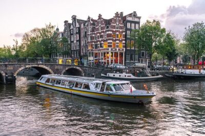 Amsterdam City Centre Cruise on heated boat with Audioguide - Audio Guide Reality Check: English On Speakers, Other Languages on Your Device