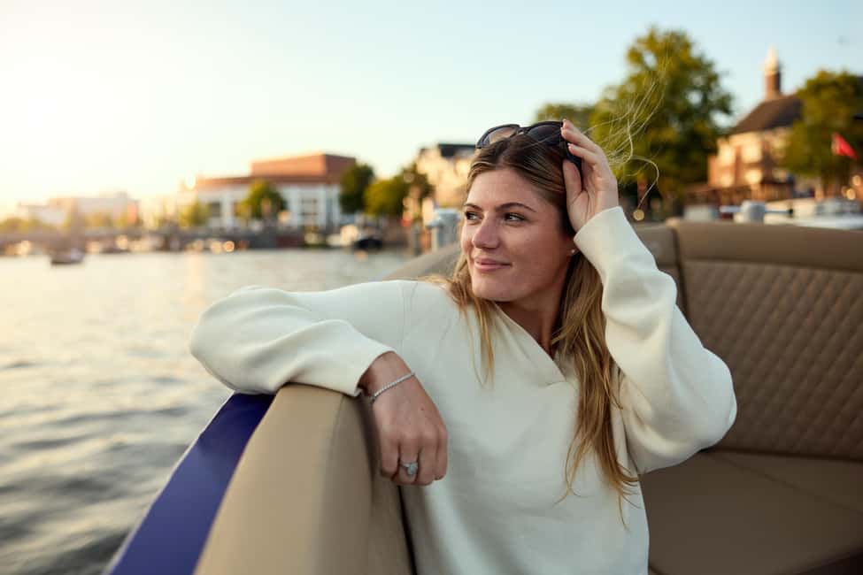 Amsterdam: Cozy Evening Canal Cruise With Open Bar Option - Meeting at Oudezijds Voorburgwal 230: close to Dam Square