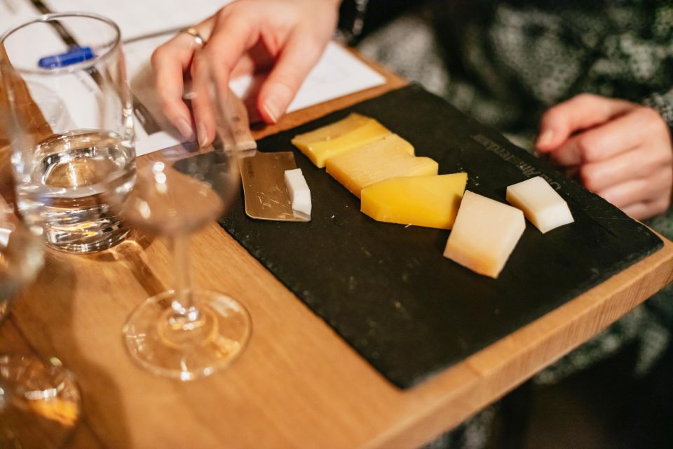 Amsterdam: Dutch Cheese Tasting Experience with Wine - The Palate Reset: Fig Bread and Water Between Tastings