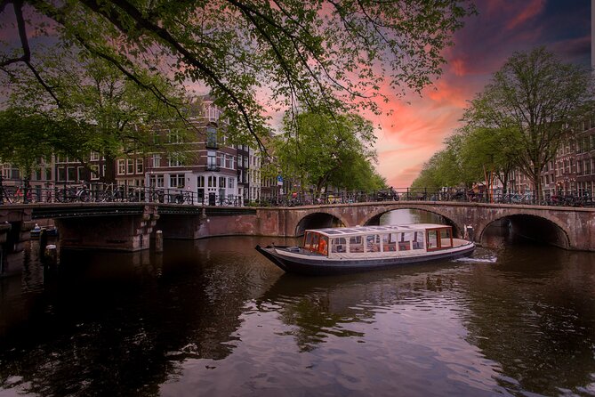 Amsterdam Evening Canal Cruise with Live Guide and Onboard Bar - The onboard bar: how to make the hour feel like a real night out