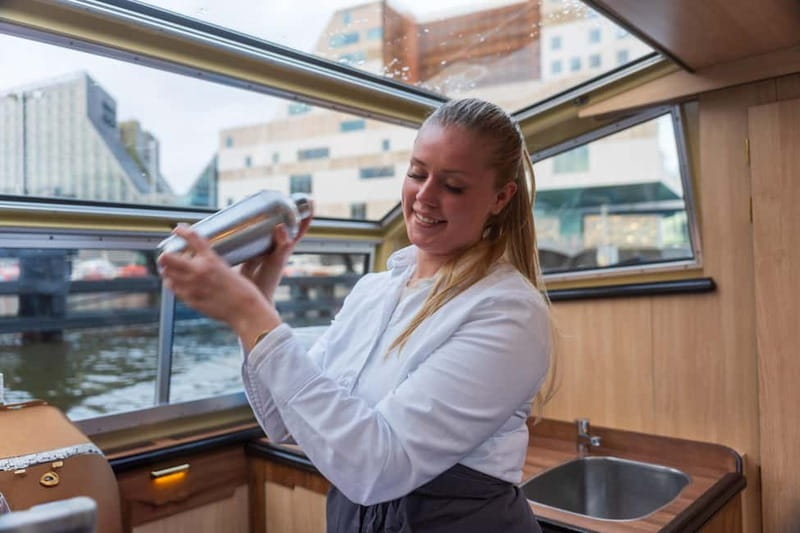 Amsterdam: Evening Cocktail Cruise along the canals - A 75-minute canal cruise that actually feels like a night out
