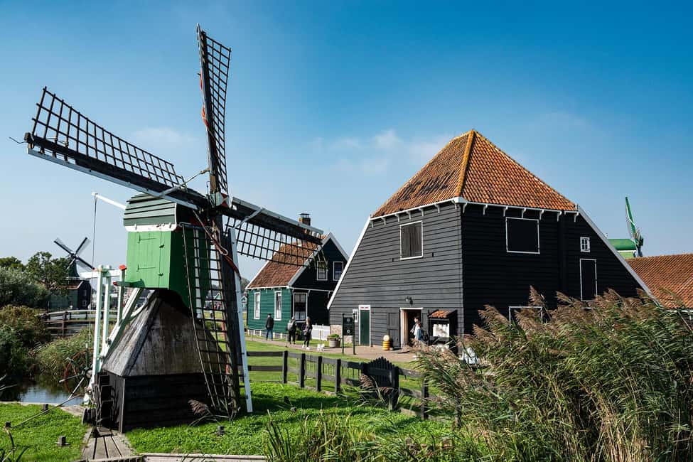 Amsterdam: Explore Zaanse Schans: Half-Day Luxury Coach Trip - Windmills and the open-air village: your main sightseeing loop