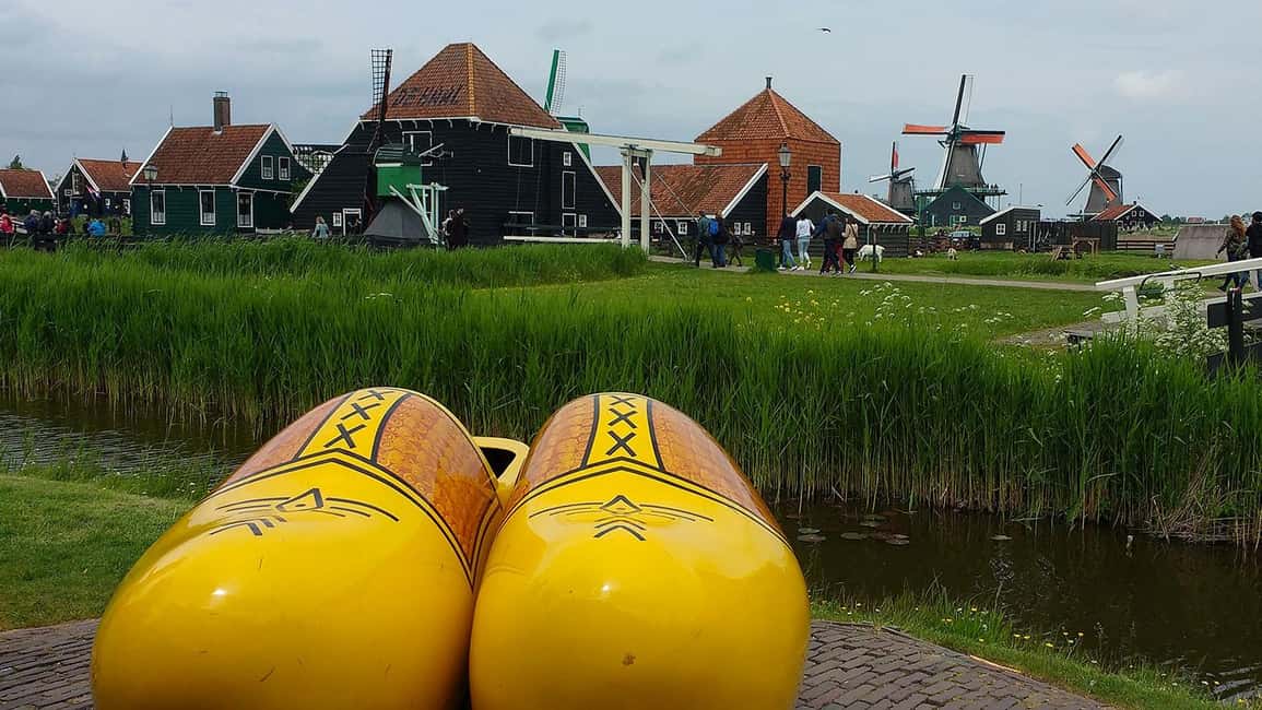 Amsterdam: Explore Zaanse Schans: Half-Day Luxury Coach Trip - Clogs and the wooden shoe shop: why it’s more than a souvenir stop