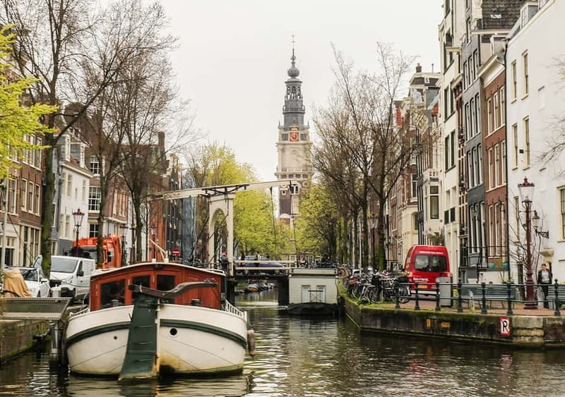Amsterdam: German Canal Cruise with Unlimited Drinks Option - Language and group energy: what happens if you miss the German