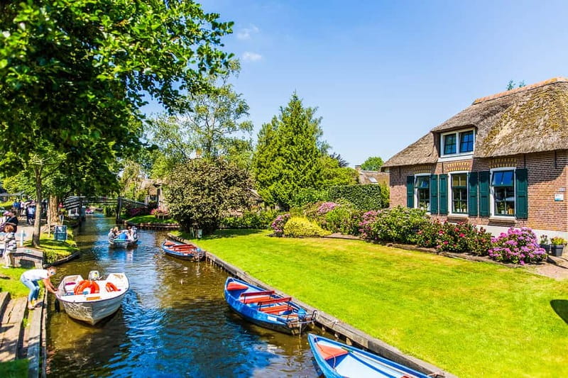 Amsterdam: Giethoorn Day Trip with Boat Tour - De Weerribben-Wieden National Park by Boat: More Water Time