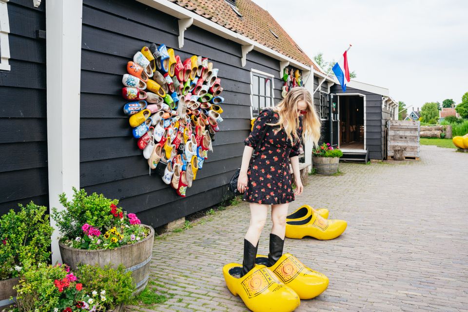 Amsterdam: Giethoorn, Volendam, and Zaanse Schans Tour - Volendam Harbor: Fishing Village Time for Snacks, Shops, and the Lighthouse