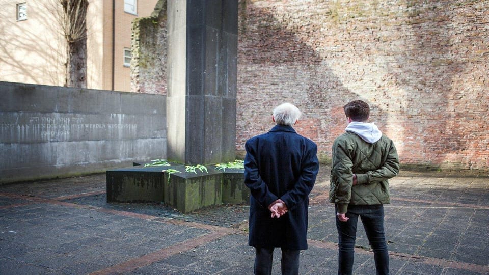 Amsterdam: Guided Anne Frank Small-Group Walking Tour - Esnoga’s Portuguese Synagogue (outside) as the tour’s emotional starting line