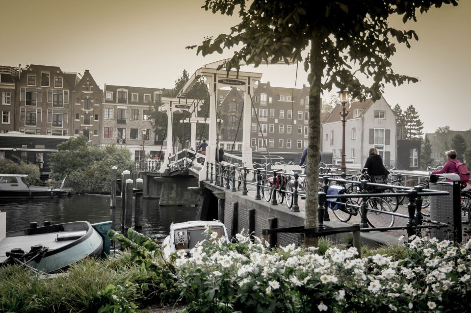 Amsterdam: Guided City Bike Tour in French - Entering Amsterdam Velo’s style: how this tour moves