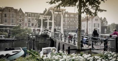 Amsterdam: Guided City Bike Tour in French - Meeting at IJdok 47 and what you should bring