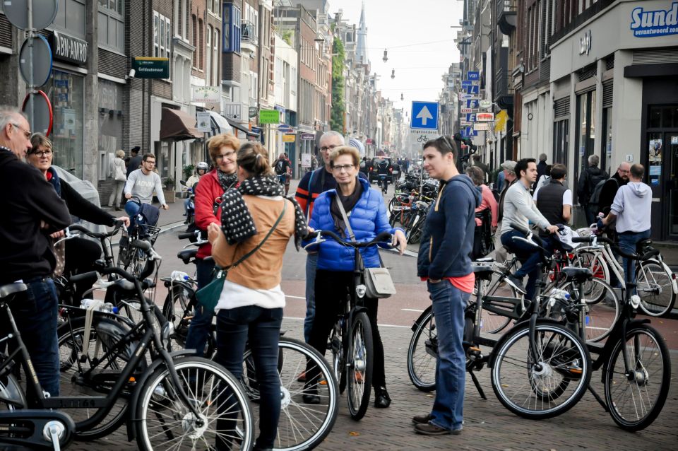 Amsterdam: Guided City Bike Tour in French - Jordaan: the neighborhood that rewards slow looking