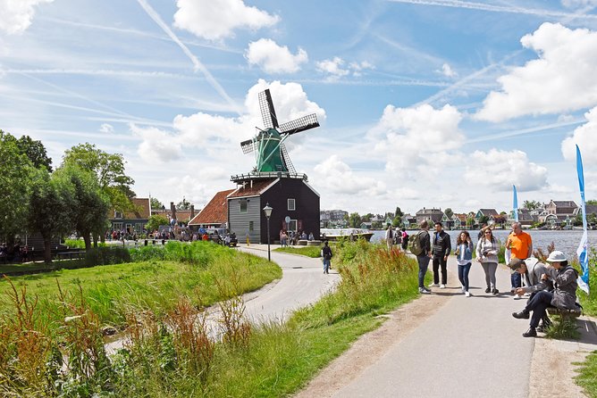 Amsterdam: Keukenhof and Zaanse Schans Windmills Guided Day Trip - Wooden shoemaker watch at the clog workshop annex