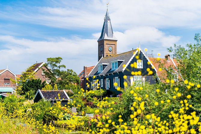 Amsterdam: Keukenhof, Zaanse Schans & Volendam Tour - Volendam and Marken by boat: fishing village postcard moments