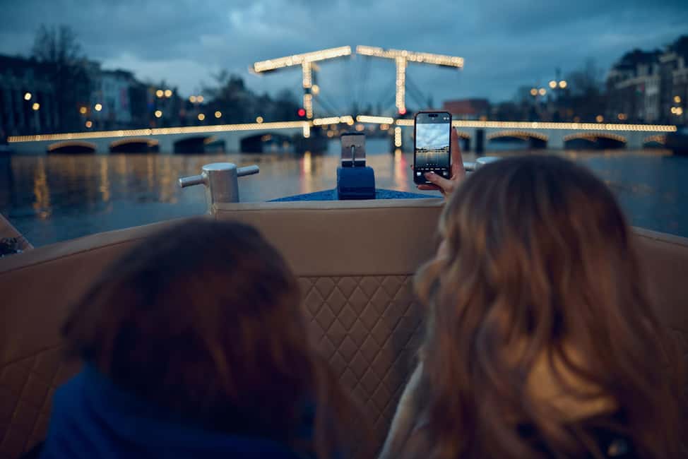 Amsterdam: Light Festival Boat with Unlimited Drinks Option - The 75-minute route: what each canal stop brings