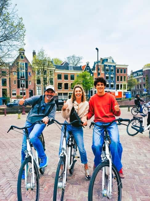 Amsterdam: Off the Beaten Path Bike Tour in French - Bikes, comfort, and who this tour really suits