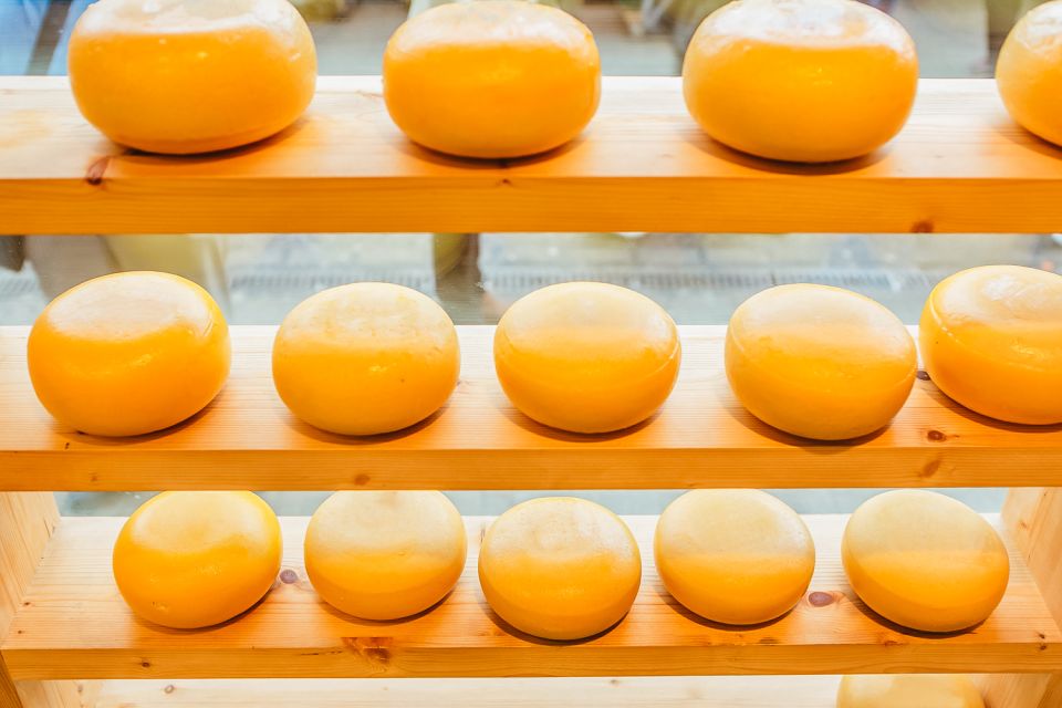 Amsterdam: Premium Henri Willig Cheese Tasting Experience - Cheese, Crackers, Water, and Pairing Rhythm: Practical Details That Matter