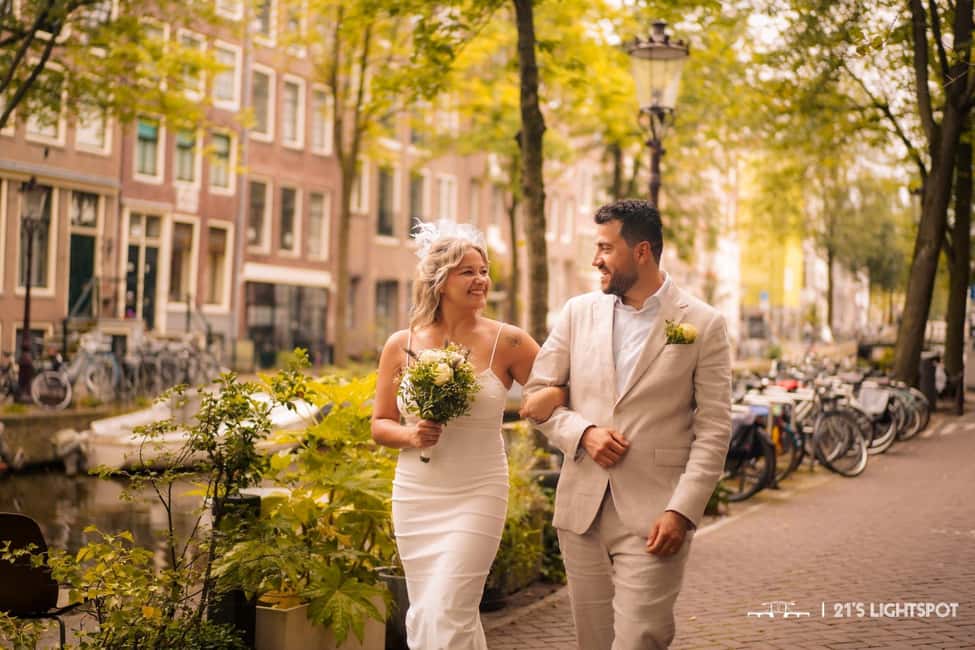 Amsterdam: Private Photoshoot for Couple, Family, or Solo - Picking Your Style: Candid, Artistic, or Classic