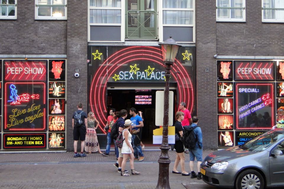 Amsterdam: Red Light District and Local Pub Tour - Historic pubs along the route: t’ Aepjen and t’ Mandje (and why a pub matters here)