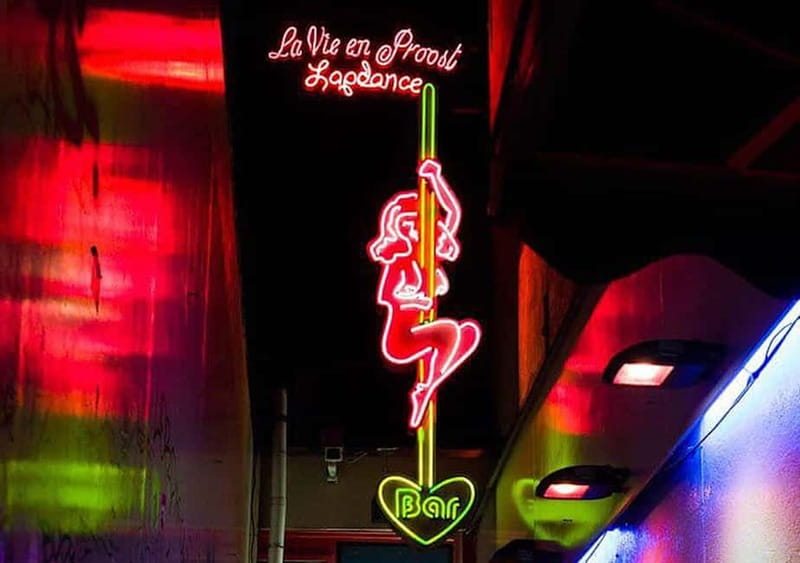 Amsterdam: Red Light District Tour in German/English/Italian - Who should book this Red Light and coffeeshop tour