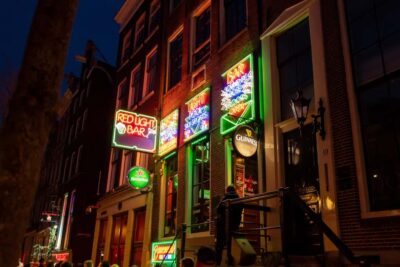 Amsterdam: Red Light District Tour in German/English/Italian - Dam Square start: a quick orientation before the awkward part