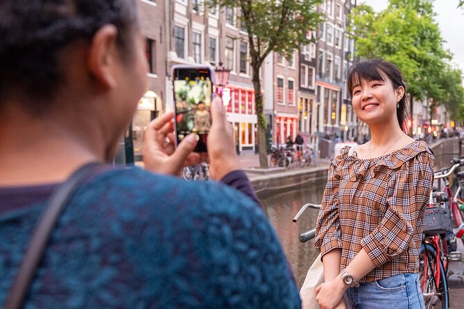 Amsterdam Red Light District Walking Tour in EN/DE/IT/ES - Meeting at National Monument Dam and keeping the pace comfortable