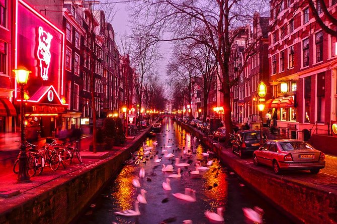 Amsterdam Red Light District Walking Tour in EN/DE/IT/ES - Oude Kerk: the oldest church area and the idea of first windows