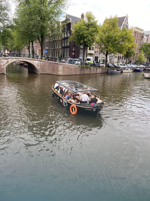 Amsterdam Small Group Canal Cruise inc Snacks/Drinks Winter - Captains who tell stories: why the guide makes the cruise