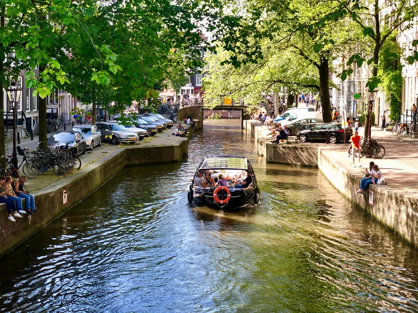 Amsterdam Small Group Canal Cruise inc Snacks/Drinks Winter - Boat size and the small-group advantage