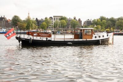 Amsterdam Small-Group Canal Cruise With Dutch Snacks and Drink - Getting started at Keizersgracht without the hassle