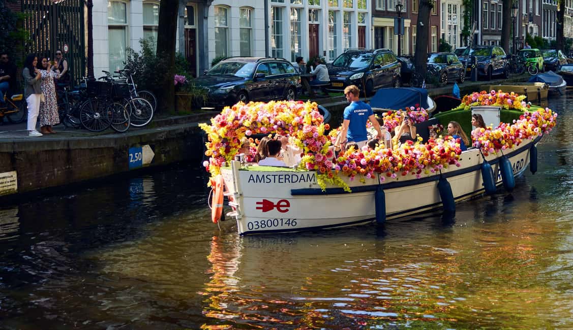 Amsterdam: The Original Flower Boat with Local Guide and Bar - Who should book this flower boat cruise?