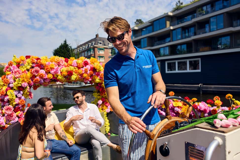 Amsterdam: The Original Flower Boat with Local Guide and Bar - One hour on a flower-themed boat: what you’re really buying