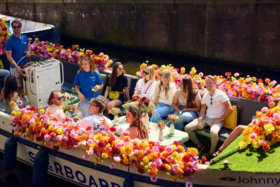 Amsterdam: The Original Flower Boat with Local Guide and Bar - The bar on board: drinks without derailing the experience