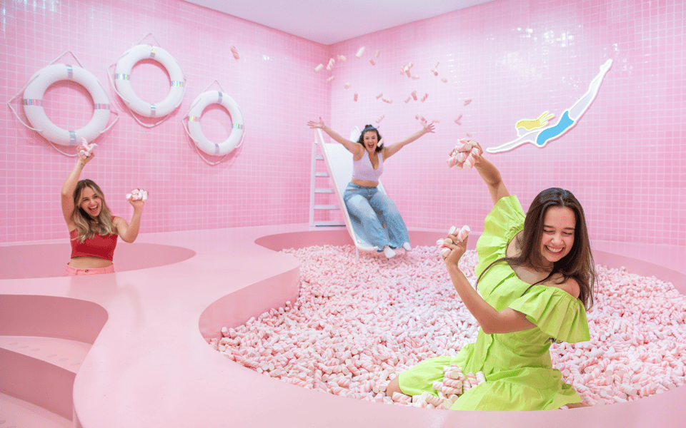 Amsterdam: WONDR Immersive Playground Experience Ticket - Claw Machines, Bouncy Castle, and Confetti Zones