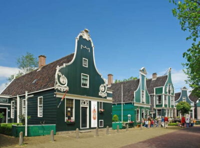 Amsterdam: Zaanse Schans windmills & Volendam Guided Tour - Volendam’s waterfront vibe and the church-and-dike loop