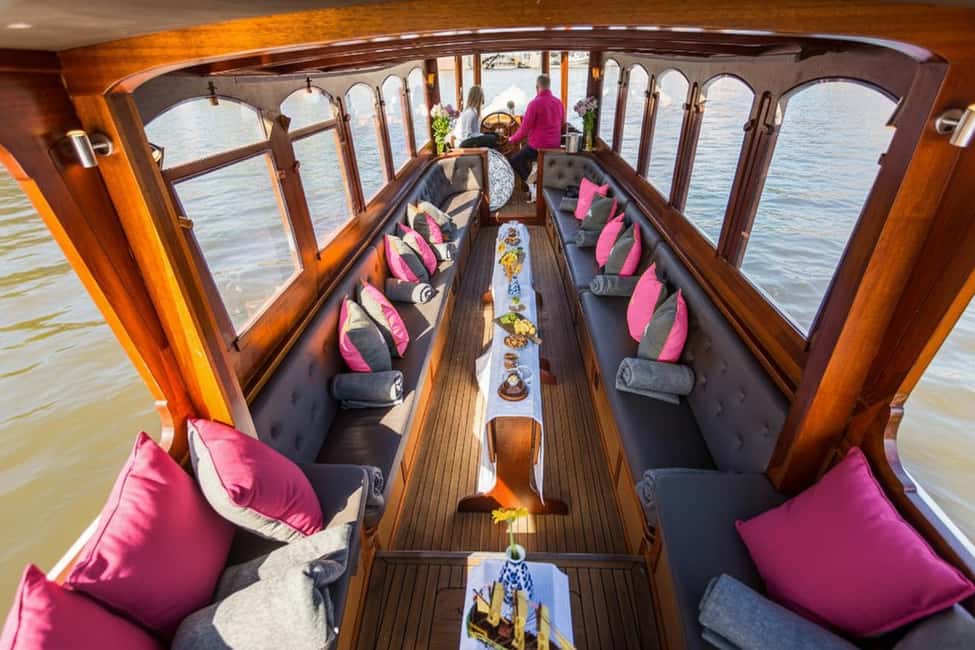 Amsterdam:1.5-Hour Canal Cruise local Guide, Drinks & Snacks - Best For (and Not For): Who Should Book This Cruise?