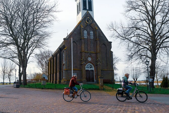 Cheese, Canals & Windmill Countryside E-Bike Tour Amsterdam - The long Nieuwendammerdijk ride: houses, captains, and river-side calm