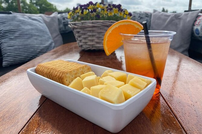 Dutch Cheese & Drinks Guided Amsterdam Boat Tour, All Inclusive - Reguliersgracht and Zeven Bruggen: the photo lineup moment