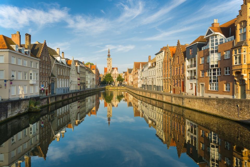 From Amsterdam: Day Trip to Bruges in Spanish or English - Markt Square, the Belfry, and Town Hall: power made visible