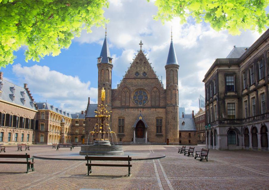 From Amsterdam: Rotterdam and The Hague Tour in Spanish - About the Spanish guide: clear stories, real humor