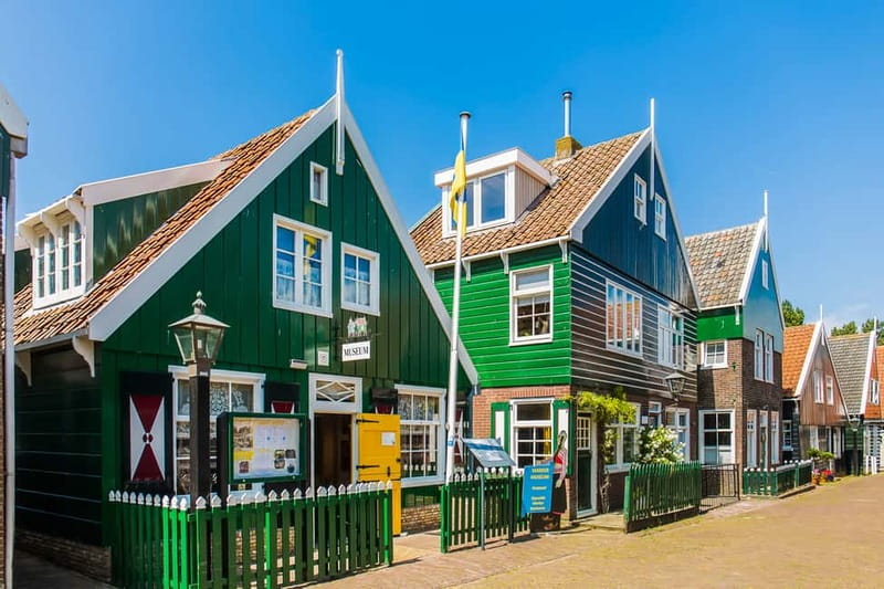 From Amsterdam: Zaanse Schans, Volendam, and Marken Day Trip - On the bus: Wi‑Fi, audio support, and the guide rhythm