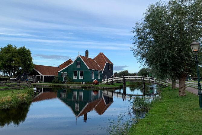 Giethoorn, Afsluitdijk, Zaanse Schans Day Tour Incl Hotel Pick Up - Giethoorn: “Little Venice” time, canal cruise included, optional self-drive boats