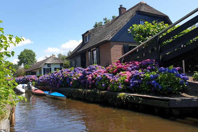 Giethoorn Day Tour from Amsterdam with Small Boat Ride - The guide experience: stories that explain what you are seeing