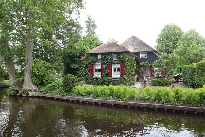 Giethoorn Day Tour from Amsterdam with Small Boat Ride - Who should book this Giethoorn day tour